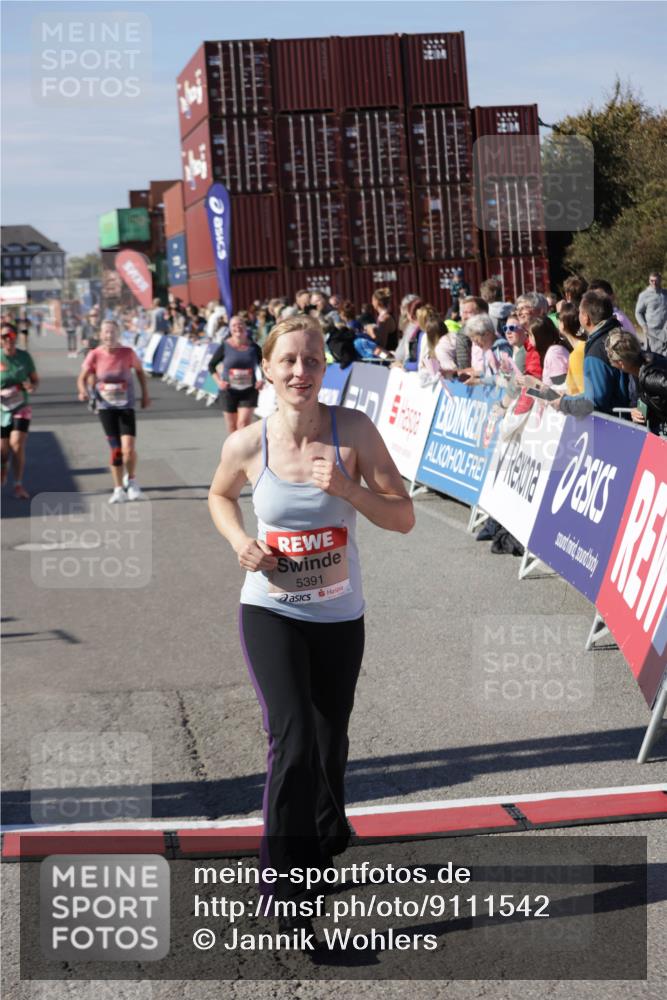03.10.2025 - Köhlbrandbrückenlauf Jannik Wohlers http://msf.ph/oto/9111542 03.10.2025 13:30:47 Ziel 4355, 4840, 4841, 4937, 5005, 5142, 5289, 5391, 5402, 6170, 6223, 6347 meine-sportfotos.de
