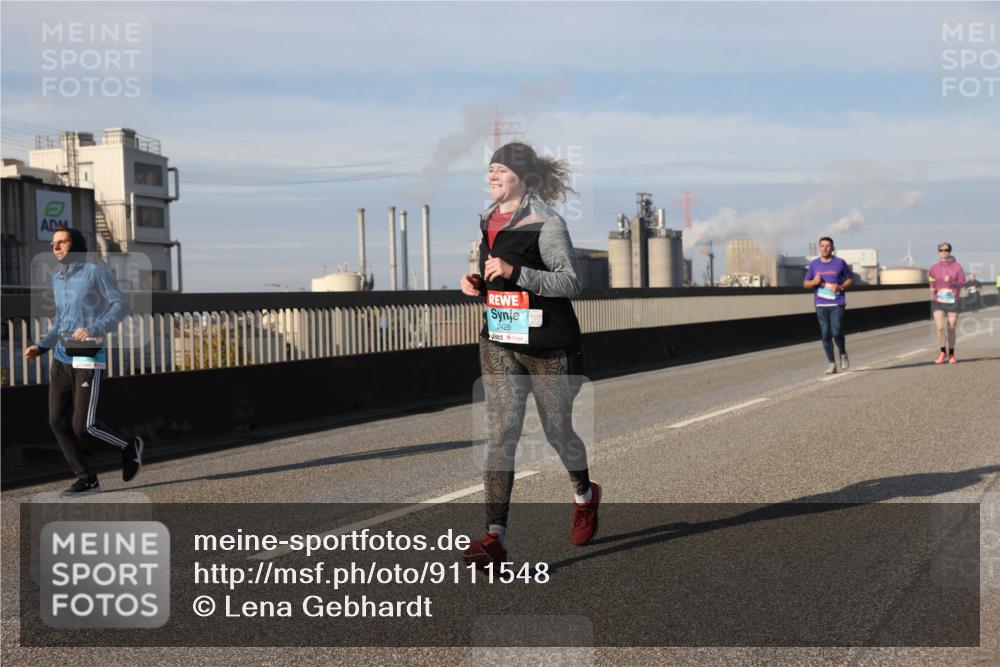 03.10.2025 - Köhlbrandbrückenlauf Lena Gebhardt http://msf.ph/oto/9111548 03.10.2025 10:15:28 Position 2 2426 meine-sportfotos.de
