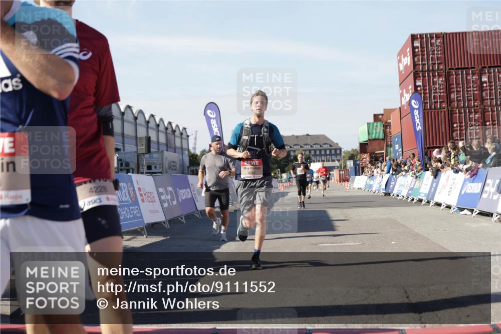 03.10.2025 - Köhlbrandbrückenlauf Jannik Wohlers http://msf.ph/oto/9111552 03.10.2025 13:00:41 Ziel 4016, 4018, 4172, 4228, 4299, 4622, 4763, 4850, 5011, 5664, 6373, 6525 meine-sportfotos.de