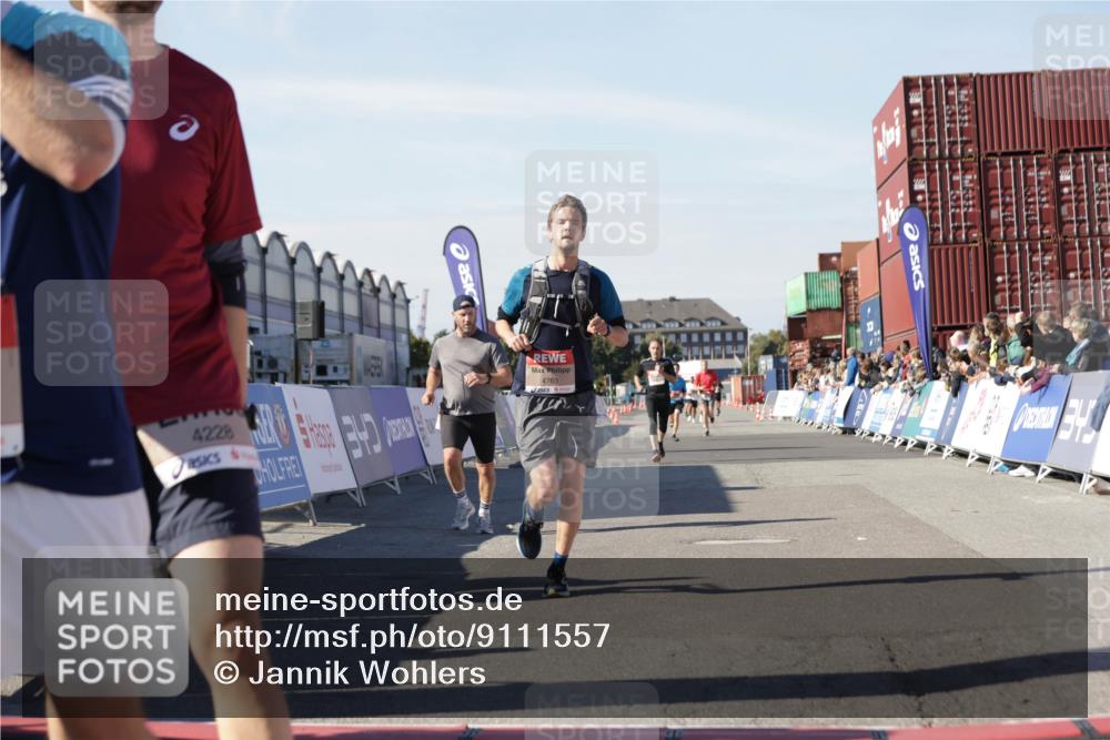 03.10.2025 - Köhlbrandbrückenlauf Jannik Wohlers http://msf.ph/oto/9111557 03.10.2025 13:00:41 Ziel 4016, 4018, 4172, 4228, 4299, 4622, 4763, 4850, 5011, 5664, 6373, 6525 meine-sportfotos.de