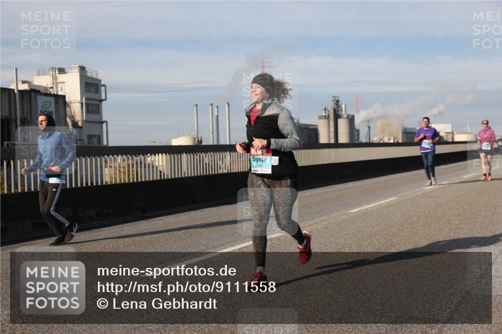 03.10.2025 - Köhlbrandbrückenlauf Lena Gebhardt http://msf.ph/oto/9111558 03.10.2025 10:15:28 Position 2 2426 meine-sportfotos.de