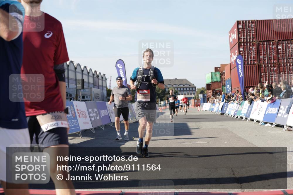 03.10.2025 - Köhlbrandbrückenlauf Jannik Wohlers http://msf.ph/oto/9111564 03.10.2025 13:00:41 Ziel 4016, 4018, 4172, 4228, 4299, 4622, 4763, 4850, 5011, 5664, 6373, 6525 meine-sportfotos.de