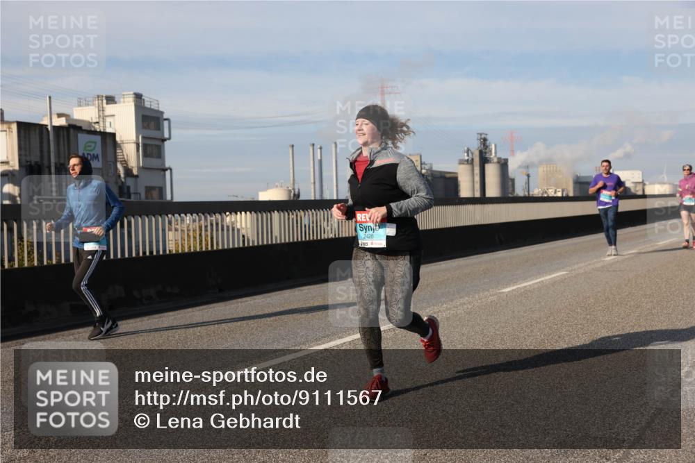 03.10.2025 - Köhlbrandbrückenlauf Lena Gebhardt http://msf.ph/oto/9111567 03.10.2025 10:15:28 Position 2 2426 meine-sportfotos.de