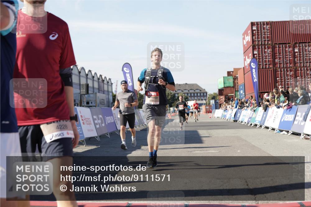 03.10.2025 - Köhlbrandbrückenlauf Jannik Wohlers http://msf.ph/oto/9111571 03.10.2025 13:00:41 Ziel 4016, 4018, 4172, 4228, 4299, 4622, 4763, 4850, 5011, 5664, 6373, 6525 meine-sportfotos.de