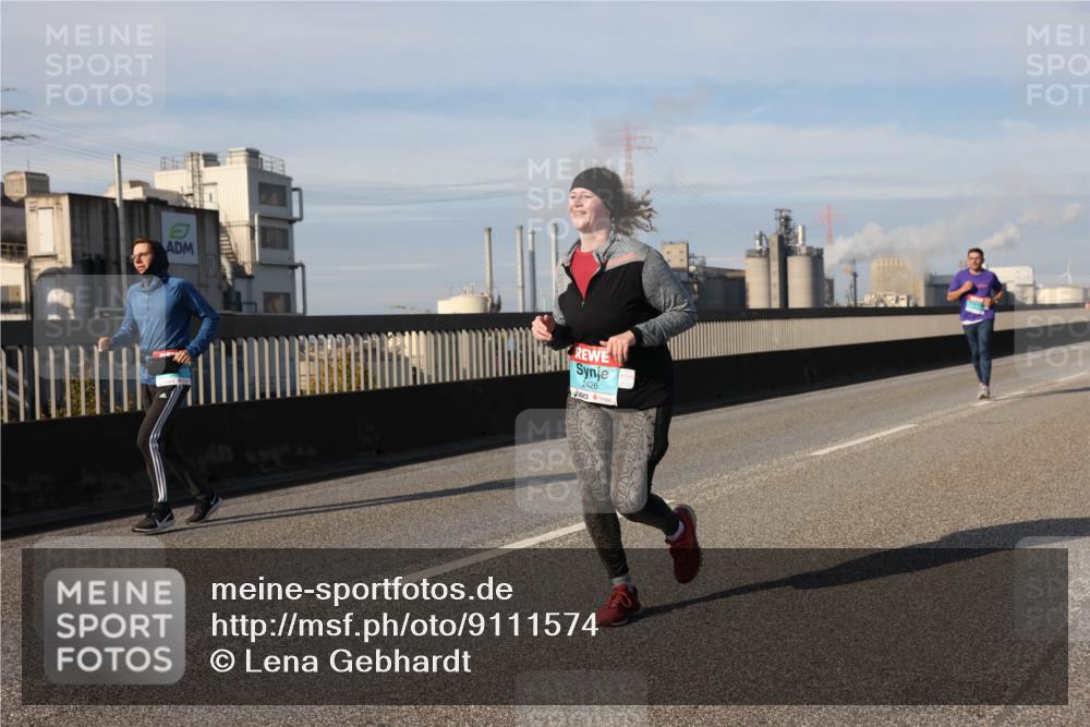 03.10.2025 - Köhlbrandbrückenlauf Lena Gebhardt http://msf.ph/oto/9111574 03.10.2025 10:15:28 Position 2 2426 meine-sportfotos.de