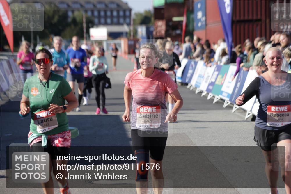 03.10.2025 - Köhlbrandbrückenlauf Jannik Wohlers http://msf.ph/oto/9111576 03.10.2025 13:30:50 Ziel 4715, 4840, 4841, 4937, 5005, 5142, 5289, 5391, 5402, 6223, 6347, 6537 meine-sportfotos.de