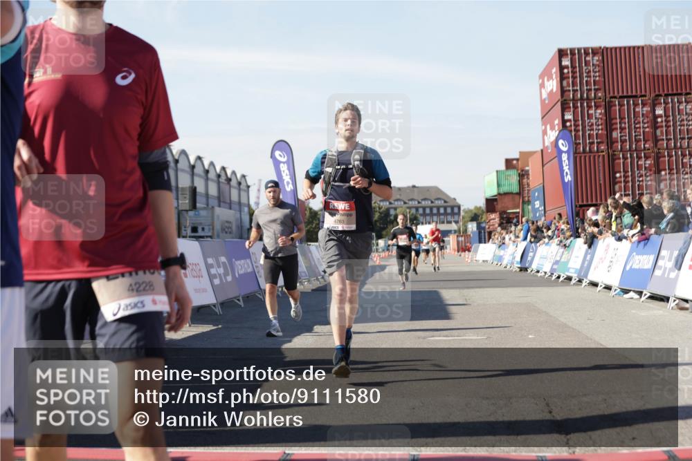 03.10.2025 - Köhlbrandbrückenlauf Jannik Wohlers http://msf.ph/oto/9111580 03.10.2025 13:00:41 Ziel 4016, 4018, 4172, 4228, 4299, 4622, 4763, 4850, 5011, 5664, 6373, 6525 meine-sportfotos.de
