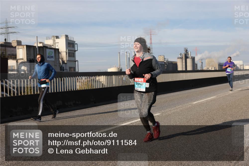 03.10.2025 - Köhlbrandbrückenlauf Lena Gebhardt http://msf.ph/oto/9111584 03.10.2025 10:15:29 Position 2 2426 meine-sportfotos.de