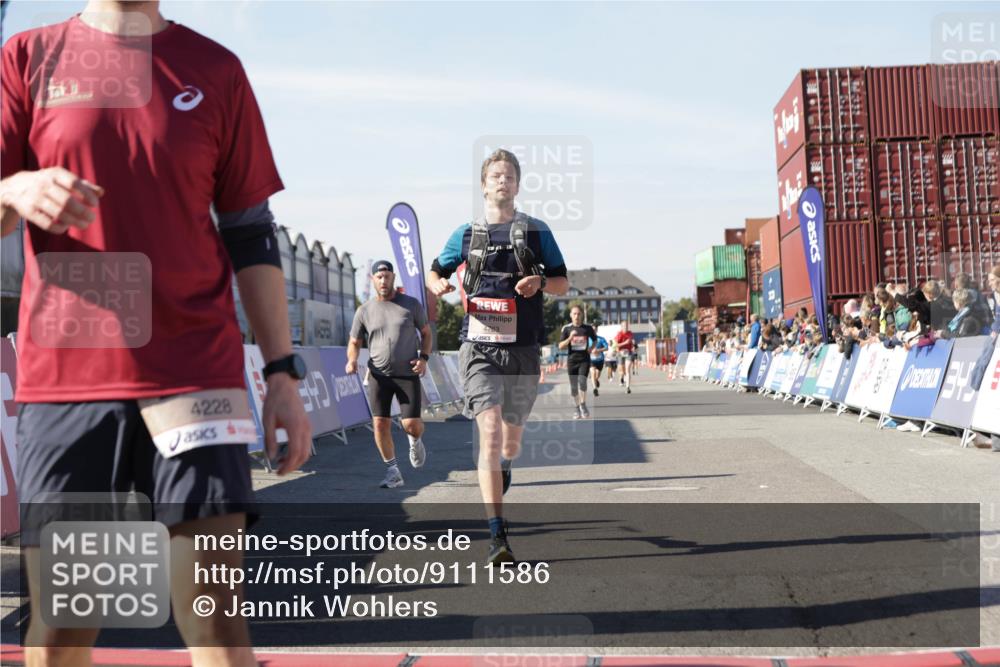03.10.2025 - Köhlbrandbrückenlauf Jannik Wohlers http://msf.ph/oto/9111586 03.10.2025 13:00:41 Ziel 4016, 4018, 4172, 4228, 4299, 4622, 4763, 4850, 5011, 5664, 6373, 6525 meine-sportfotos.de