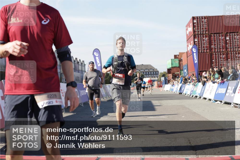 03.10.2025 - Köhlbrandbrückenlauf Jannik Wohlers http://msf.ph/oto/9111593 03.10.2025 13:00:42 Ziel 4016, 4018, 4228, 4299, 4622, 4763, 4850, 5011, 5664, 6042, 6373, 6525 meine-sportfotos.de