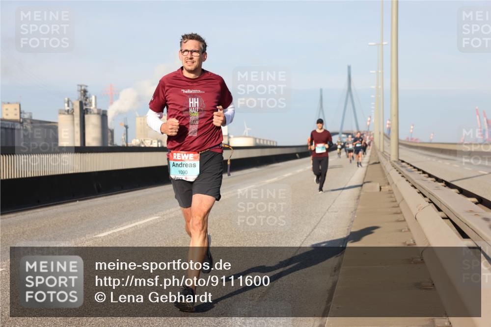 03.10.2025 - Köhlbrandbrückenlauf Lena Gebhardt http://msf.ph/oto/9111600 03.10.2025 09:41:56 Position 2 1090 meine-sportfotos.de