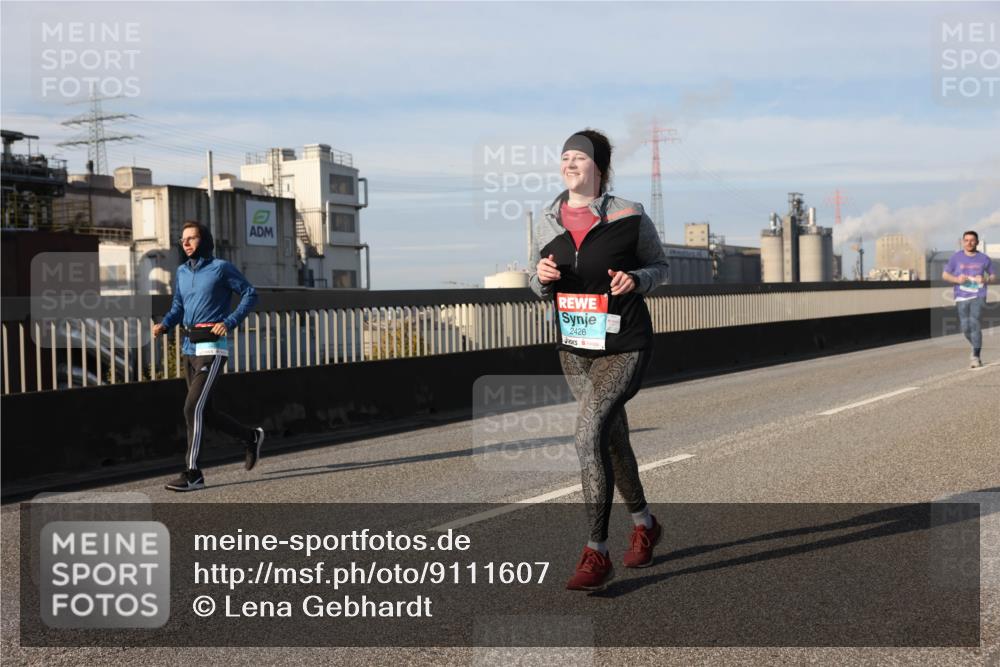 03.10.2025 - Köhlbrandbrückenlauf Lena Gebhardt http://msf.ph/oto/9111607 03.10.2025 10:15:29 Position 2 2426 meine-sportfotos.de
