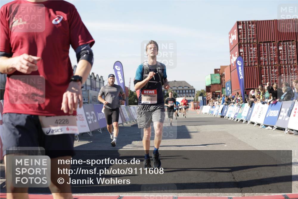 03.10.2025 - Köhlbrandbrückenlauf Jannik Wohlers http://msf.ph/oto/9111608 03.10.2025 13:00:42 Ziel 4016, 4018, 4228, 4299, 4622, 4763, 4850, 5011, 5664, 6042, 6373, 6525 meine-sportfotos.de