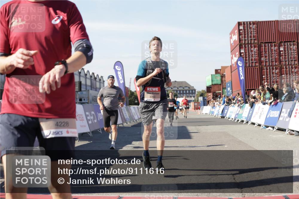 03.10.2025 - Köhlbrandbrückenlauf Jannik Wohlers http://msf.ph/oto/9111616 03.10.2025 13:00:42 Ziel 4016, 4018, 4228, 4299, 4622, 4763, 4850, 5011, 5664, 6042, 6373, 6525 meine-sportfotos.de