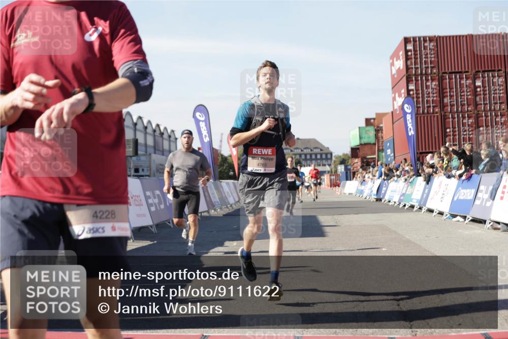 03.10.2025 - Köhlbrandbrückenlauf Jannik Wohlers http://msf.ph/oto/9111622 03.10.2025 13:00:42 Ziel 4016, 4018, 4228, 4299, 4622, 4763, 4850, 5011, 5664, 6042, 6373, 6525 meine-sportfotos.de