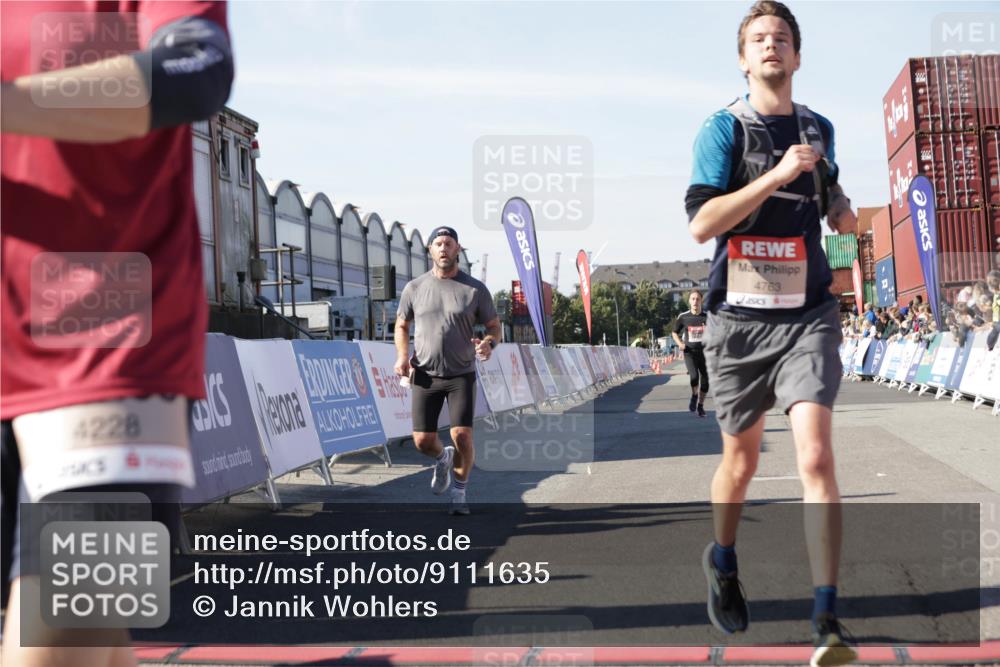 03.10.2025 - Köhlbrandbrückenlauf Jannik Wohlers http://msf.ph/oto/9111635 03.10.2025 13:00:42 Ziel 4016, 4018, 4228, 4299, 4622, 4763, 4850, 5011, 5664, 6042, 6373, 6525 meine-sportfotos.de