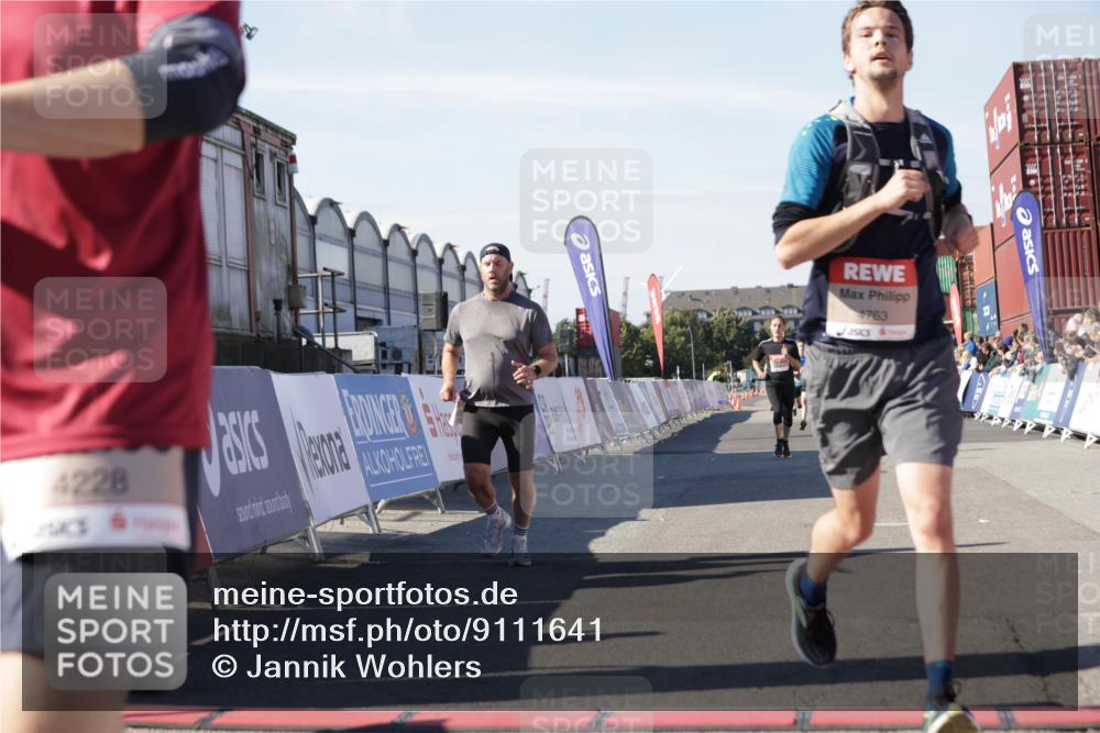 03.10.2025 - Köhlbrandbrückenlauf Jannik Wohlers http://msf.ph/oto/9111641 03.10.2025 13:00:43 Ziel 4016, 4018, 4228, 4299, 4763, 5011, 6042, 6373, 6525 meine-sportfotos.de