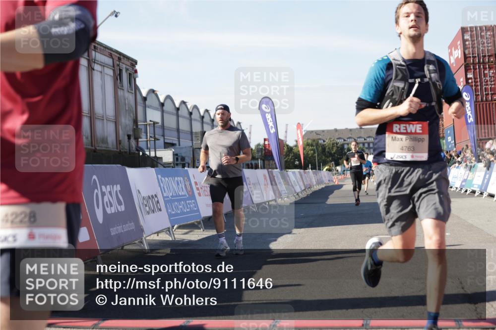 03.10.2025 - Köhlbrandbrückenlauf Jannik Wohlers http://msf.ph/oto/9111646 03.10.2025 13:00:43 Ziel 4016, 4018, 4228, 4299, 4763, 5011, 6042, 6373, 6525 meine-sportfotos.de