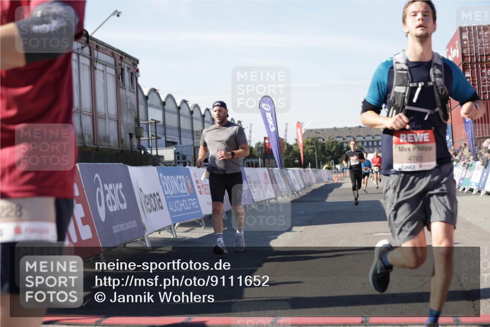 03.10.2025 - Köhlbrandbrückenlauf Jannik Wohlers http://msf.ph/oto/9111652 03.10.2025 13:00:43 Ziel 4016, 4018, 4228, 4299, 4763, 5011, 6042, 6373, 6525 meine-sportfotos.de