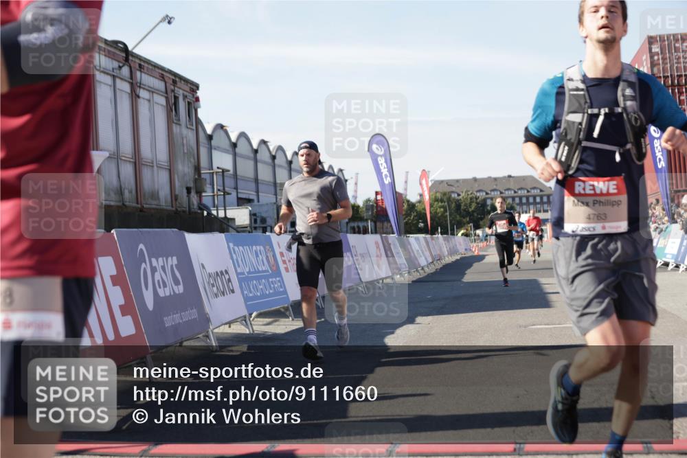03.10.2025 - Köhlbrandbrückenlauf Jannik Wohlers http://msf.ph/oto/9111660 03.10.2025 13:00:43 Ziel 4016, 4018, 4228, 4299, 4763, 5011, 6042, 6373, 6525 meine-sportfotos.de