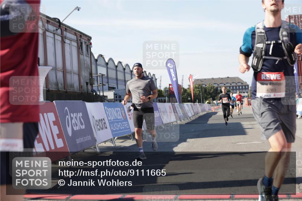 03.10.2025 - Köhlbrandbrückenlauf Jannik Wohlers http://msf.ph/oto/9111665 03.10.2025 13:00:43 Ziel 4016, 4018, 4228, 4299, 4763, 5011, 6042, 6373, 6525 meine-sportfotos.de