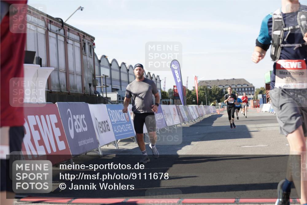 03.10.2025 - Köhlbrandbrückenlauf Jannik Wohlers http://msf.ph/oto/9111678 03.10.2025 13:00:43 Ziel 4016, 4018, 4228, 4299, 4763, 5011, 6042, 6373, 6525 meine-sportfotos.de