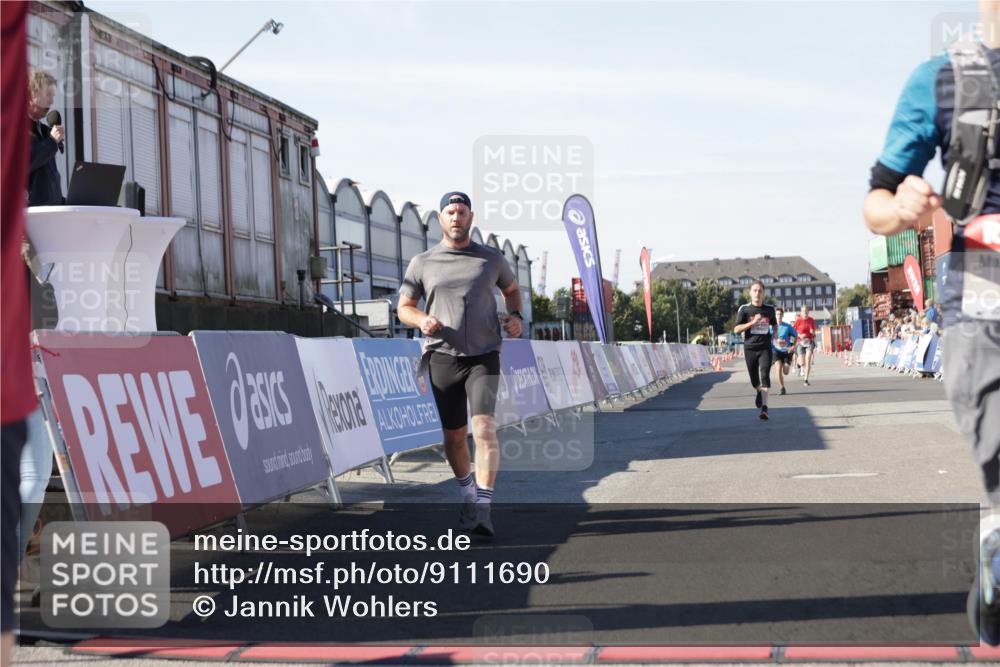 03.10.2025 - Köhlbrandbrückenlauf Jannik Wohlers http://msf.ph/oto/9111690 03.10.2025 13:00:43 Ziel 4016, 4018, 4228, 4299, 4763, 5011, 6042, 6373, 6525 meine-sportfotos.de