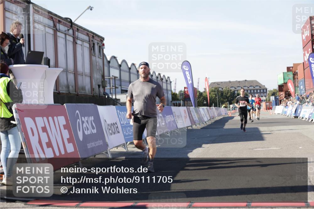 03.10.2025 - Köhlbrandbrückenlauf Jannik Wohlers http://msf.ph/oto/9111705 03.10.2025 13:00:43 Ziel 4016, 4018, 4228, 4299, 4763, 5011, 6042, 6373, 6525 meine-sportfotos.de