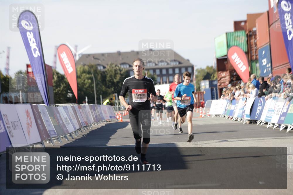 03.10.2025 - Köhlbrandbrückenlauf Jannik Wohlers http://msf.ph/oto/9111713 03.10.2025 13:00:44 Ziel 4016, 4018, 4228, 4299, 4763, 5011, 6042, 6373, 6525 meine-sportfotos.de