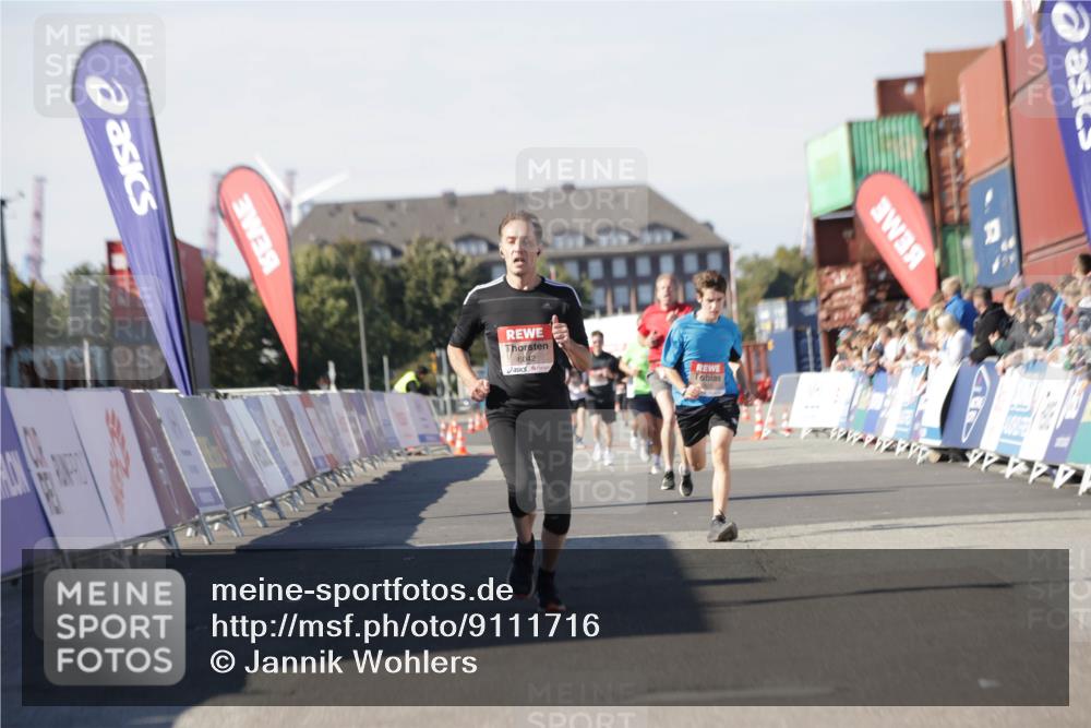 03.10.2025 - Köhlbrandbrückenlauf Jannik Wohlers http://msf.ph/oto/9111716 03.10.2025 13:00:45 Ziel 4016, 4018, 4228, 4299, 4763, 5011, 6042, 6373, 6525 meine-sportfotos.de