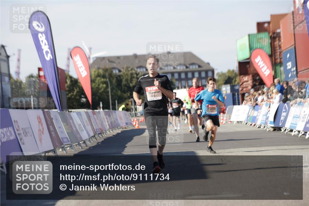 03.10.2025 - Köhlbrandbrückenlauf Jannik Wohlers http://msf.ph/oto/9111734 03.10.2025 13:00:45 Ziel 4016, 4018, 4228, 4299, 4763, 5011, 6042, 6373, 6525 meine-sportfotos.de