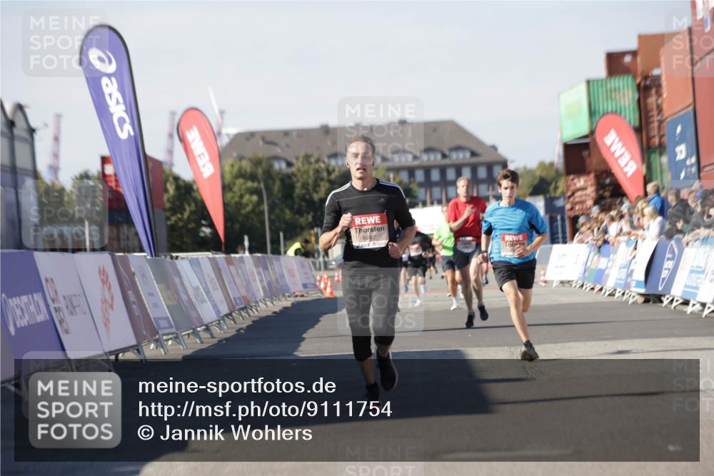 03.10.2025 - Köhlbrandbrückenlauf Jannik Wohlers http://msf.ph/oto/9111754 03.10.2025 13:00:45 Ziel 4016, 4018, 4228, 4299, 4763, 5011, 6042, 6373, 6525 meine-sportfotos.de