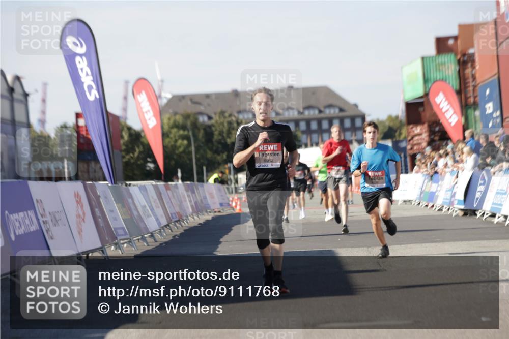 03.10.2025 - Köhlbrandbrückenlauf Jannik Wohlers http://msf.ph/oto/9111768 03.10.2025 13:00:45 Ziel 4016, 4018, 4228, 4299, 4763, 5011, 6042, 6373, 6525 meine-sportfotos.de