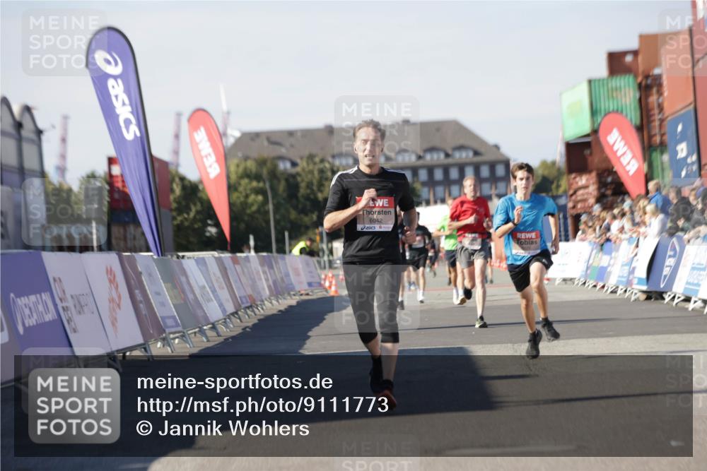03.10.2025 - Köhlbrandbrückenlauf Jannik Wohlers http://msf.ph/oto/9111773 03.10.2025 13:00:45 Ziel 4016, 4018, 4228, 4299, 4763, 5011, 6042, 6373, 6525 meine-sportfotos.de