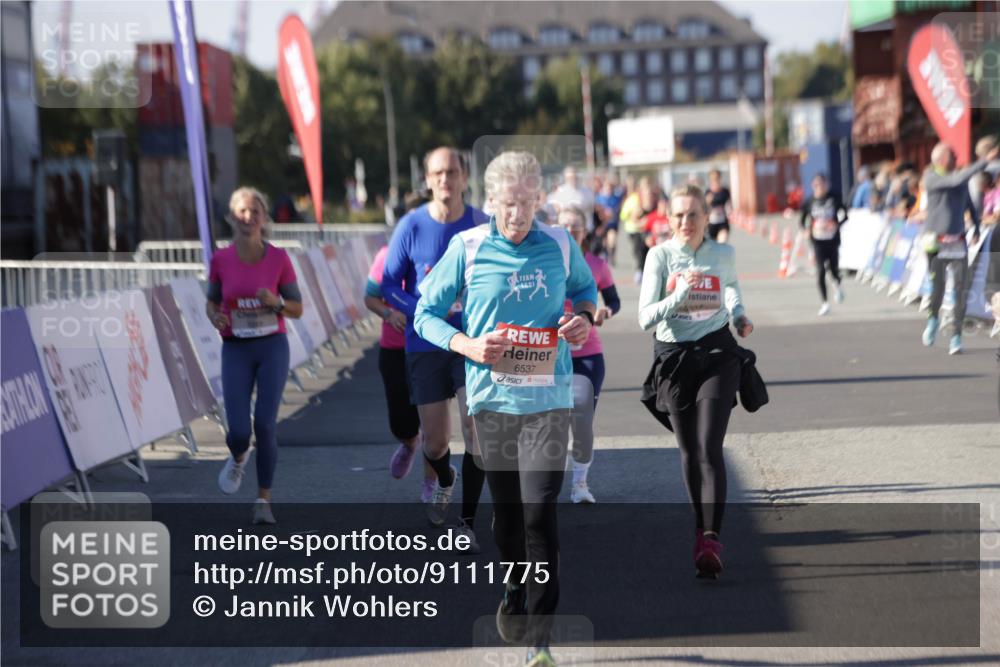 03.10.2025 - Köhlbrandbrückenlauf Jannik Wohlers http://msf.ph/oto/9111775 03.10.2025 13:30:54 Ziel 4715, 4734, 4937, 5005, 5142, 5185, 5206, 5349, 5391, 5402, 5938, 6537 meine-sportfotos.de