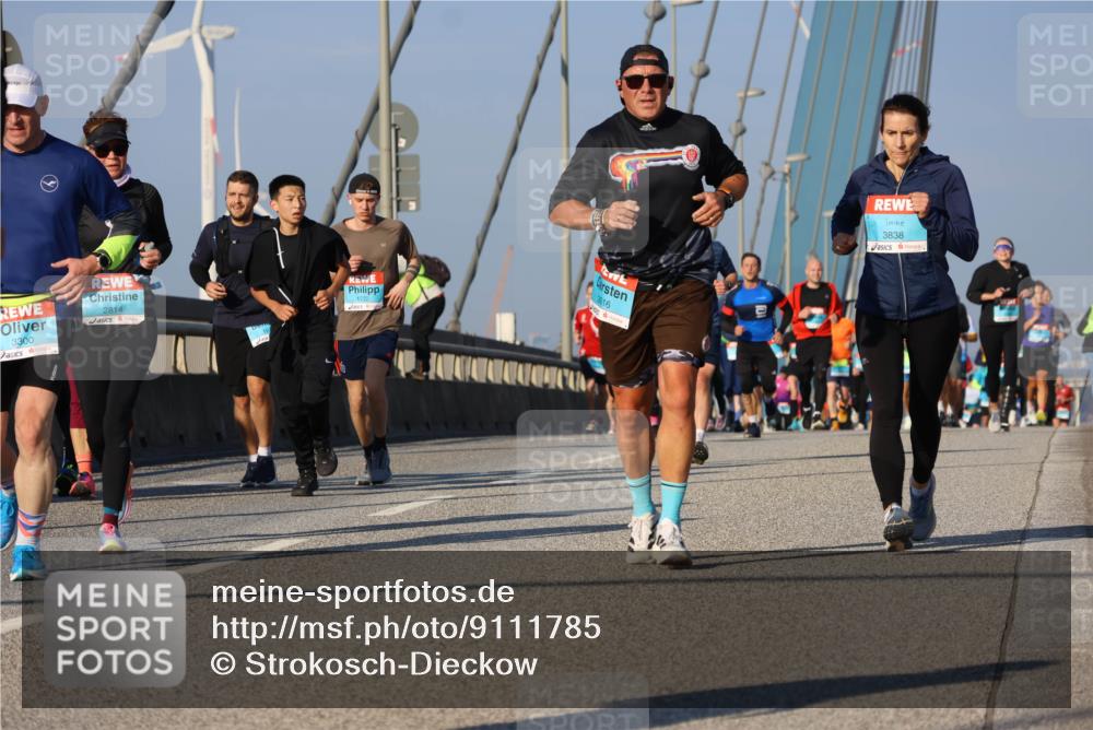 03.10.2025 - Köhlbrandbrückenlauf Strokosch-Dieckow http://msf.ph/oto/9111785 03.10.2025 09:44:43 Position 2 3300, 2814, 3016, 3838 meine-sportfotos.de