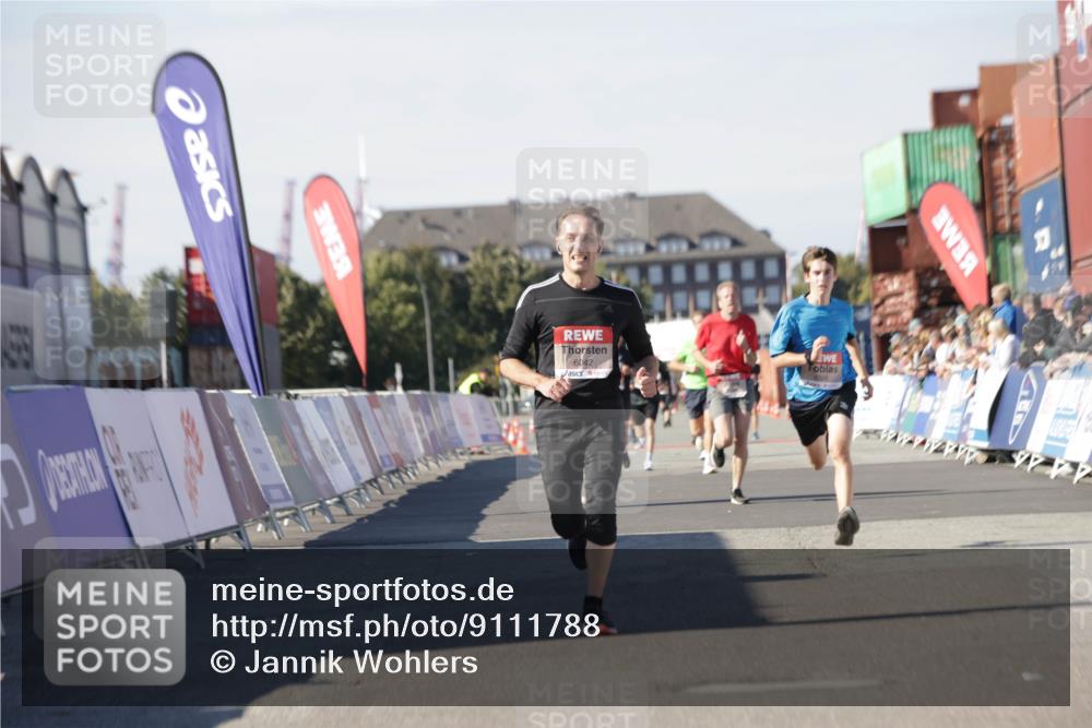 03.10.2025 - Köhlbrandbrückenlauf Jannik Wohlers http://msf.ph/oto/9111788 03.10.2025 13:00:45 Ziel 4016, 4018, 4228, 4299, 4763, 5011, 6042, 6373, 6525 meine-sportfotos.de