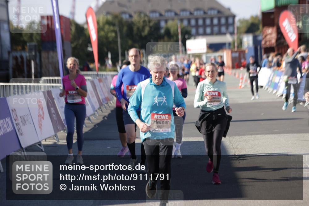 03.10.2025 - Köhlbrandbrückenlauf Jannik Wohlers http://msf.ph/oto/9111791 03.10.2025 13:30:54 Ziel 4715, 4734, 4937, 5005, 5142, 5185, 5206, 5349, 5391, 5402, 5938, 6537 meine-sportfotos.de