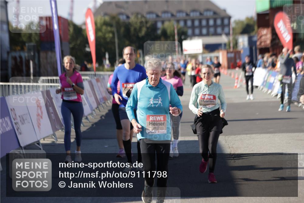 03.10.2025 - Köhlbrandbrückenlauf Jannik Wohlers http://msf.ph/oto/9111798 03.10.2025 13:30:54 Ziel 4715, 4734, 4937, 5005, 5142, 5185, 5206, 5349, 5391, 5402, 5938, 6537 meine-sportfotos.de