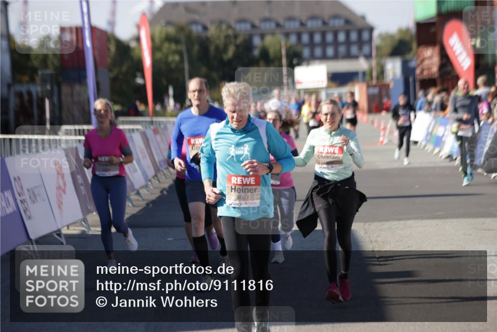 03.10.2025 - Köhlbrandbrückenlauf Jannik Wohlers http://msf.ph/oto/9111816 03.10.2025 13:30:54 Ziel 4715, 4734, 4937, 5005, 5142, 5185, 5206, 5349, 5391, 5402, 5938, 6537 meine-sportfotos.de