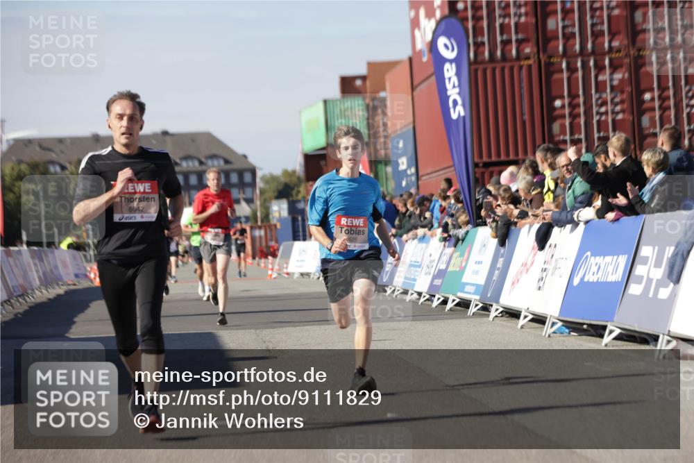 03.10.2025 - Köhlbrandbrückenlauf Jannik Wohlers http://msf.ph/oto/9111829 03.10.2025 13:00:46 Ziel 4016, 4018, 4228, 4763, 5011, 6042, 6464, 6525 meine-sportfotos.de