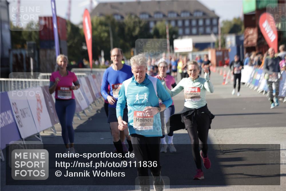 03.10.2025 - Köhlbrandbrückenlauf Jannik Wohlers http://msf.ph/oto/9111836 03.10.2025 13:30:54 Ziel 4715, 4734, 4937, 5005, 5142, 5185, 5206, 5349, 5391, 5402, 5938, 6537 meine-sportfotos.de