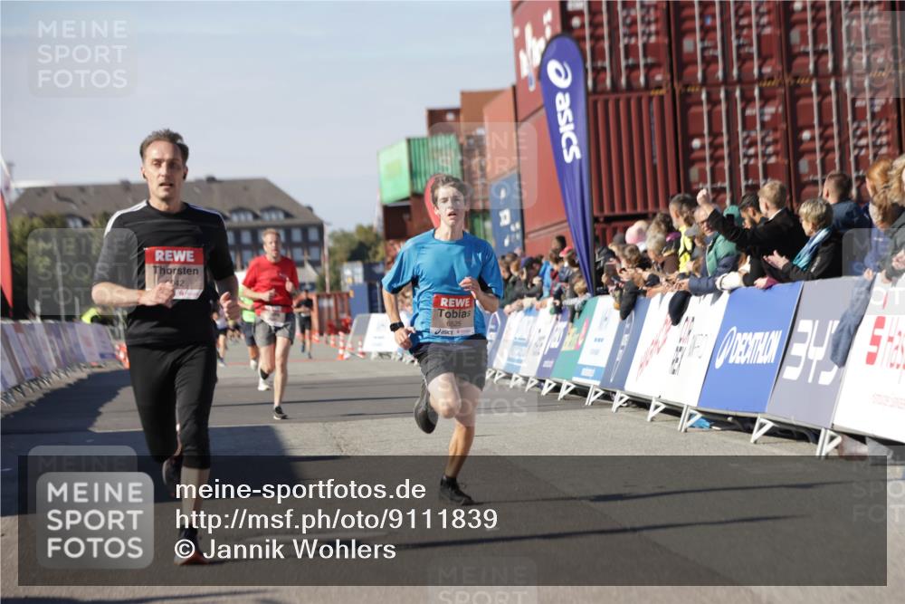 03.10.2025 - Köhlbrandbrückenlauf Jannik Wohlers http://msf.ph/oto/9111839 03.10.2025 13:00:46 Ziel 4016, 4018, 4228, 4763, 5011, 6042, 6464, 6525 meine-sportfotos.de