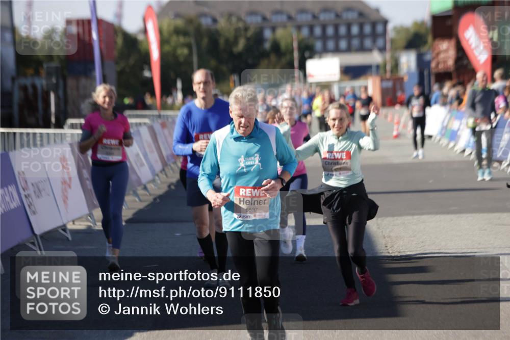 03.10.2025 - Köhlbrandbrückenlauf Jannik Wohlers http://msf.ph/oto/9111850 03.10.2025 13:30:54 Ziel 4715, 4734, 4937, 5005, 5142, 5185, 5206, 5349, 5391, 5402, 5938, 6537 meine-sportfotos.de