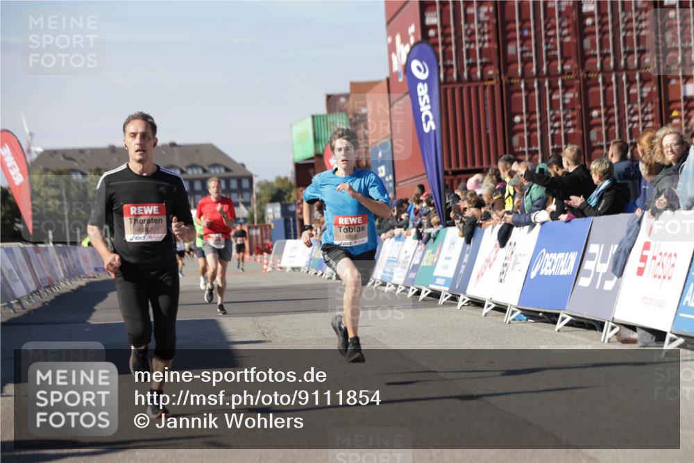 03.10.2025 - Köhlbrandbrückenlauf Jannik Wohlers http://msf.ph/oto/9111854 03.10.2025 13:00:47 Ziel 4018, 4228, 4763, 5011, 6042, 6464, 6525 meine-sportfotos.de