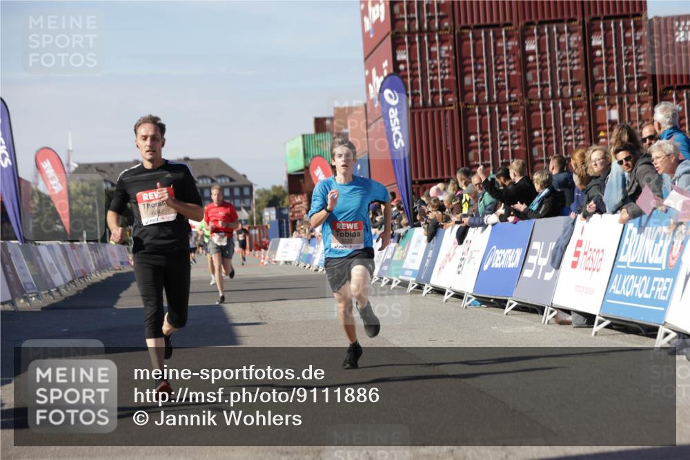 03.10.2025 - Köhlbrandbrückenlauf Jannik Wohlers http://msf.ph/oto/9111886 03.10.2025 13:00:47 Ziel 4018, 4228, 4763, 5011, 6042, 6464, 6525 meine-sportfotos.de