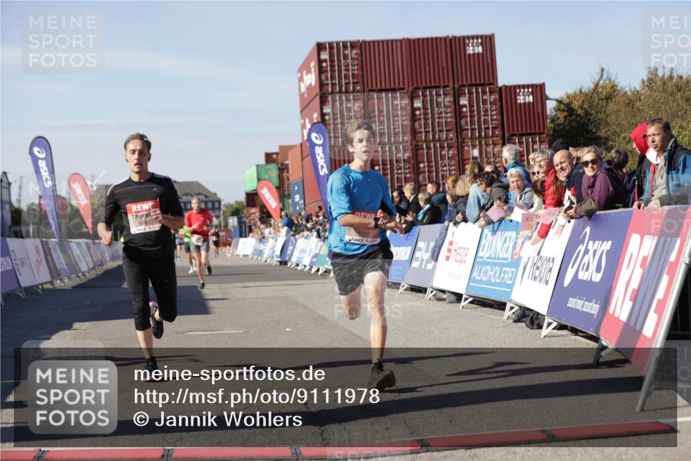 03.10.2025 - Köhlbrandbrückenlauf Jannik Wohlers http://msf.ph/oto/9111978 03.10.2025 13:00:48 Ziel 4018, 4228, 4763, 5011, 6042, 6464, 6525 meine-sportfotos.de