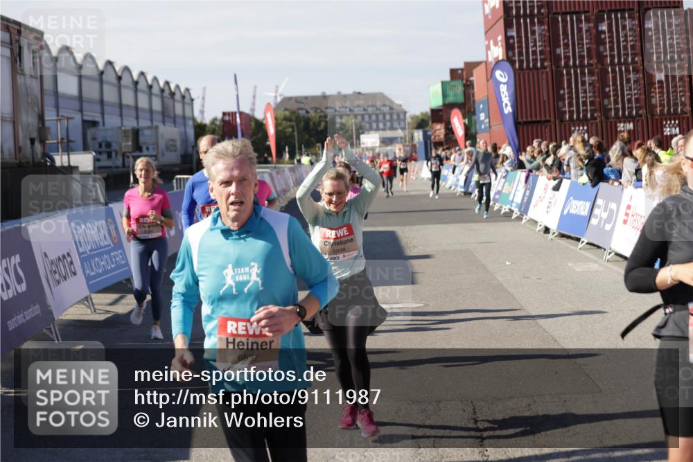 03.10.2025 - Köhlbrandbrückenlauf Jannik Wohlers http://msf.ph/oto/9111987 03.10.2025 13:30:58 Ziel 4715, 4734, 5005, 5142, 5185, 5206, 5349, 5402, 5938, 6537 meine-sportfotos.de