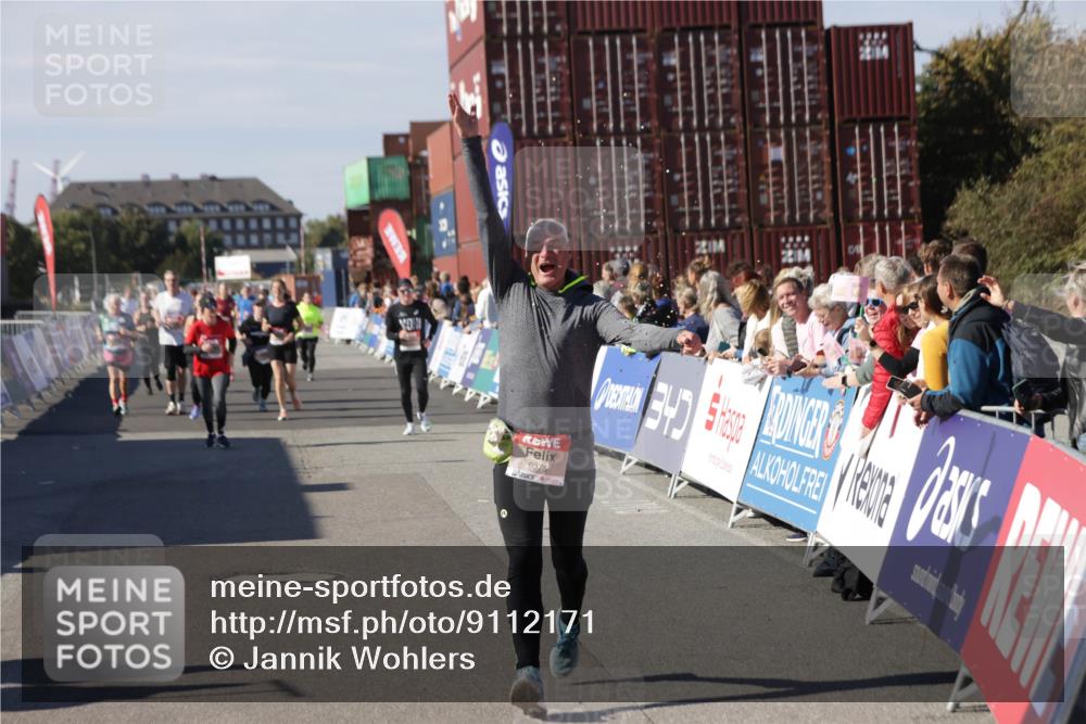 03.10.2025 - Köhlbrandbrückenlauf Jannik Wohlers http://msf.ph/oto/9112171 03.10.2025 13:31:07 Ziel 4734, 5185, 5206, 5349, 5938, 6375 meine-sportfotos.de