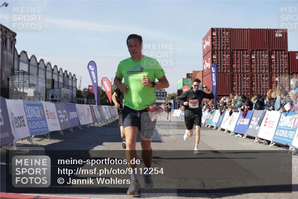03.10.2025 - Köhlbrandbrückenlauf Jannik Wohlers http://msf.ph/oto/9112254 03.10.2025 13:00:56 Ziel 4069, 4177, 4407, 4425, 4512, 4820, 6042, 6464, 6525 meine-sportfotos.de